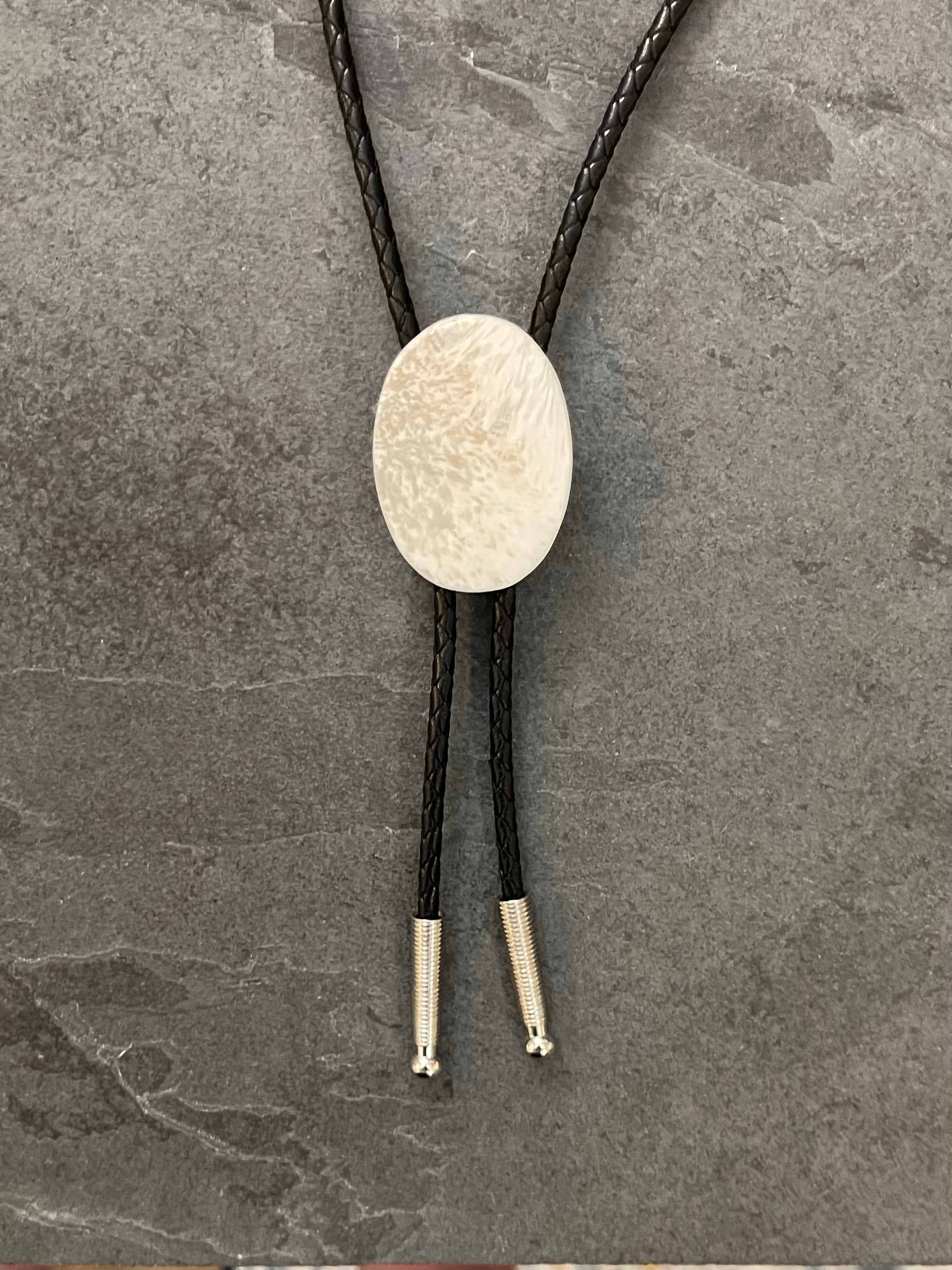 Alabaster Sweep – Scolecite Bolo Tie