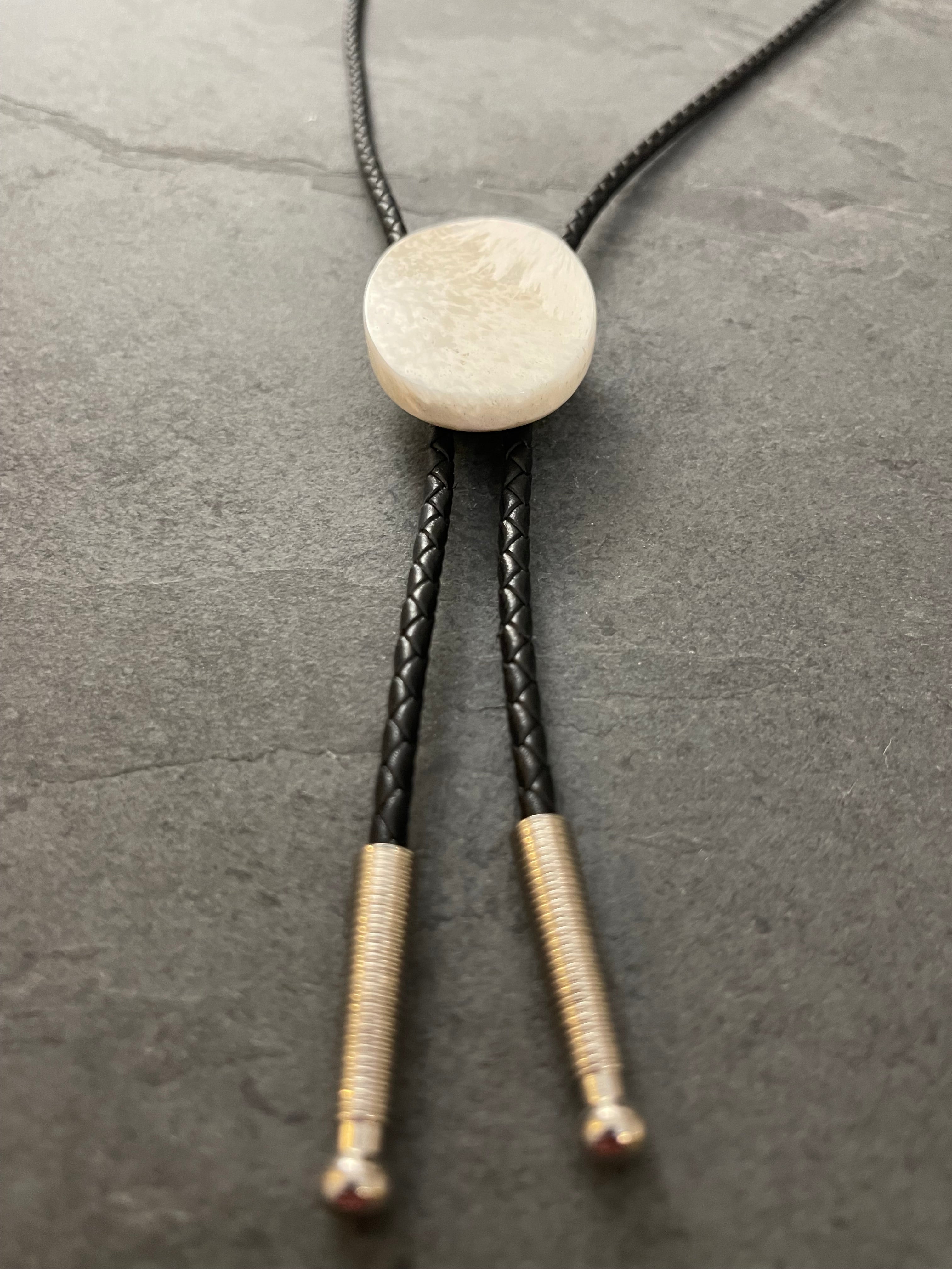 Alabaster Sweep – Scolecite Bolo Tie