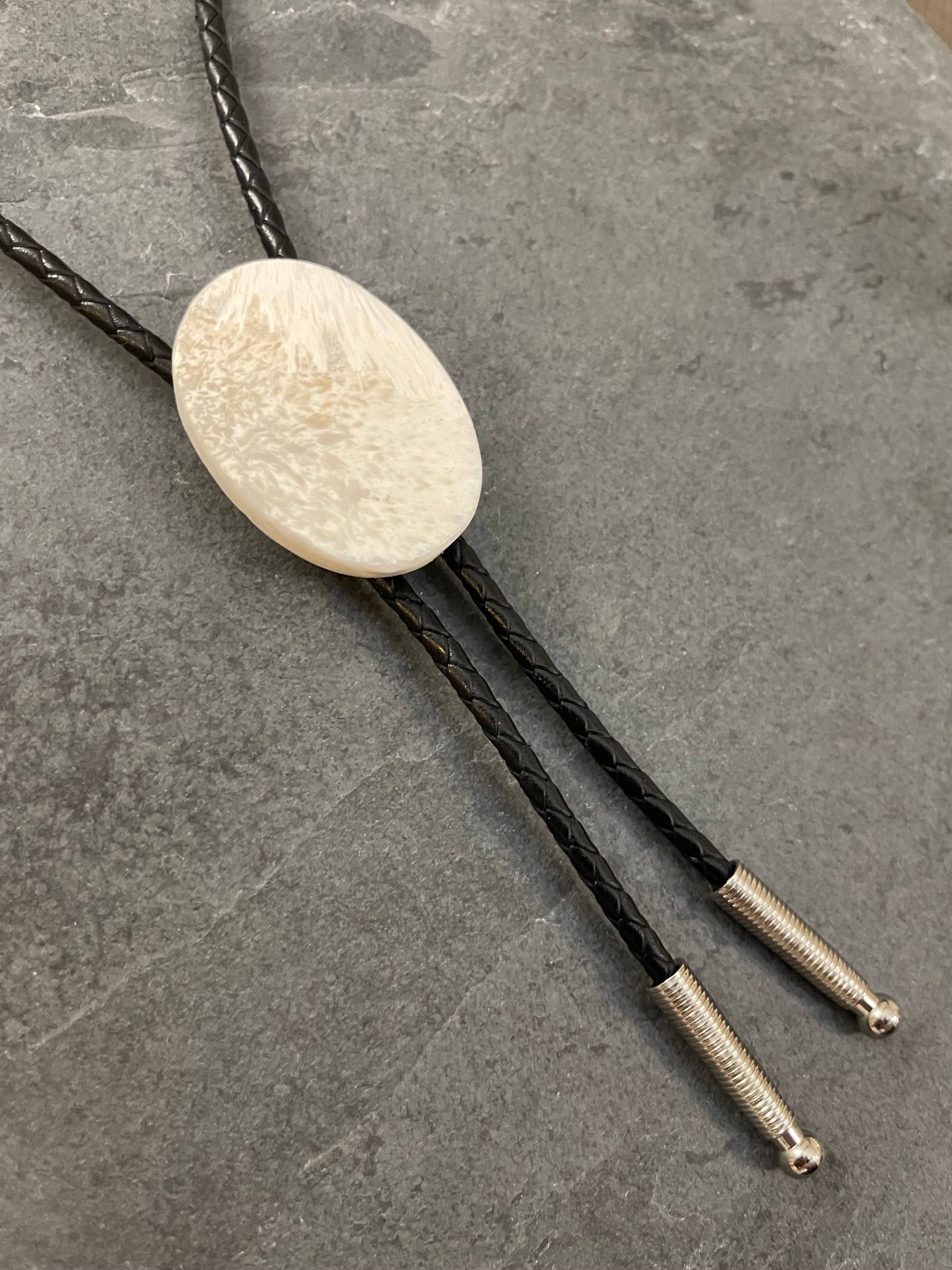 Alabaster Sweep – Scolecite Bolo Tie