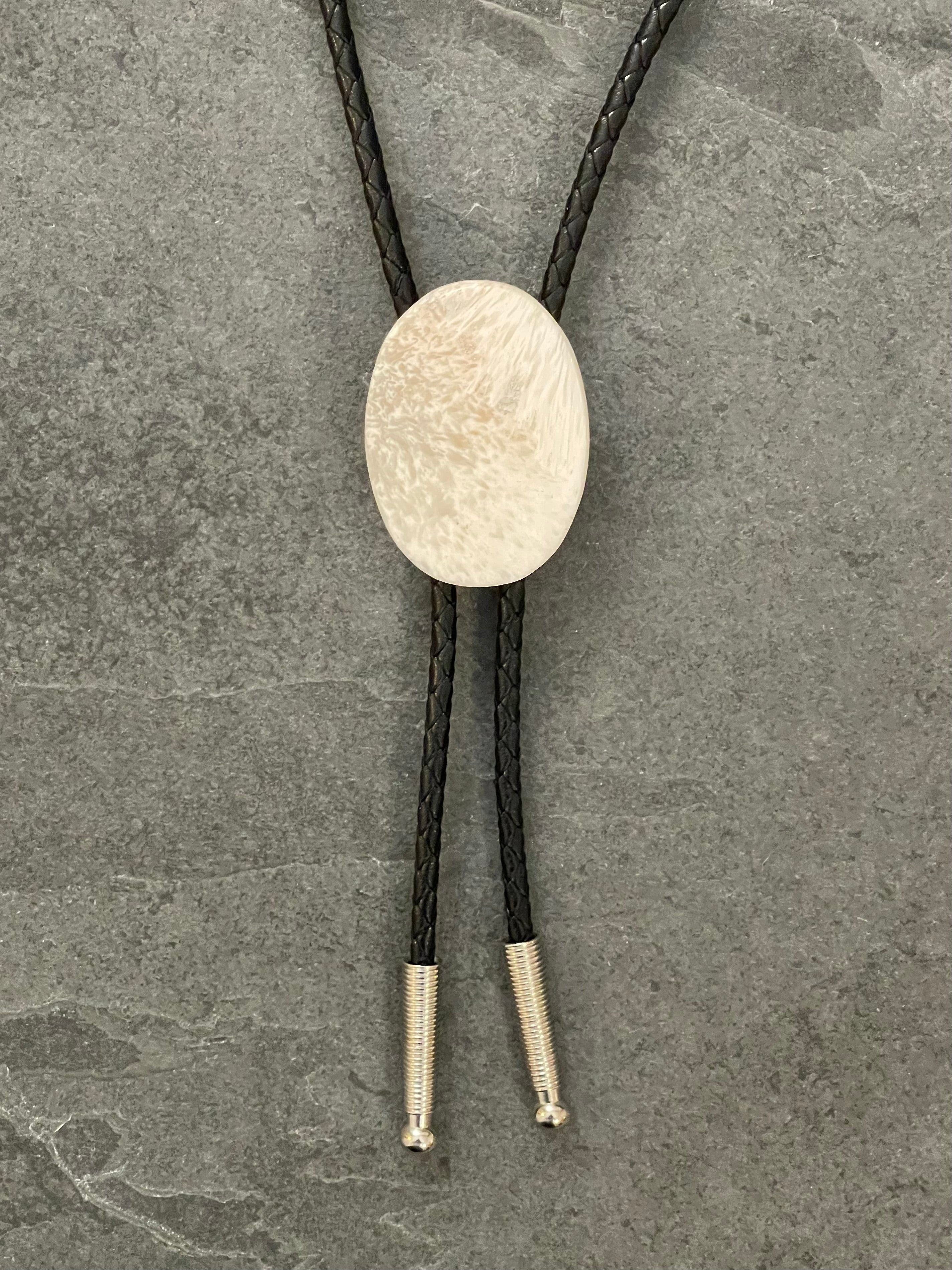 Alabaster Sweep – Scolecite Bolo Tie